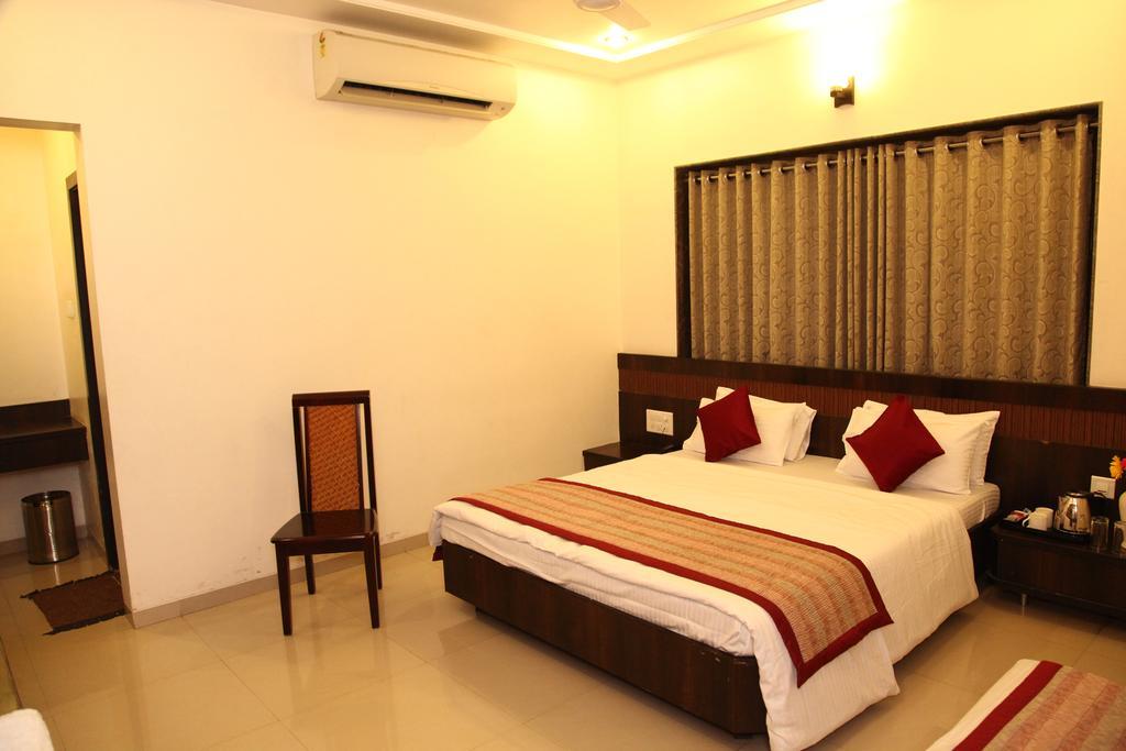 Hotel Sai Ramanand Ширди Экстерьер фото